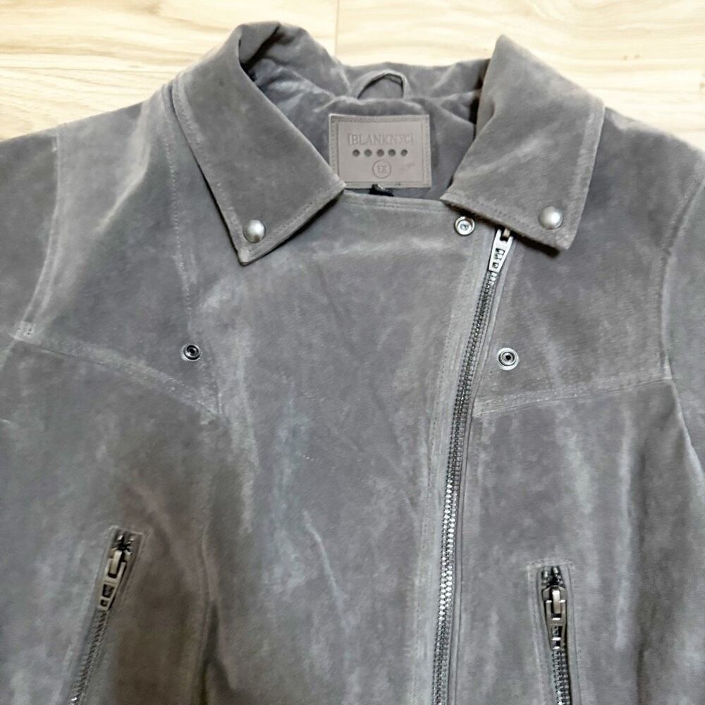 BLANK NYC | Suede Moto Asymmetrical Jacket High Altitude Gray Taupe | 1X (Plus) - Picture 4 of 10